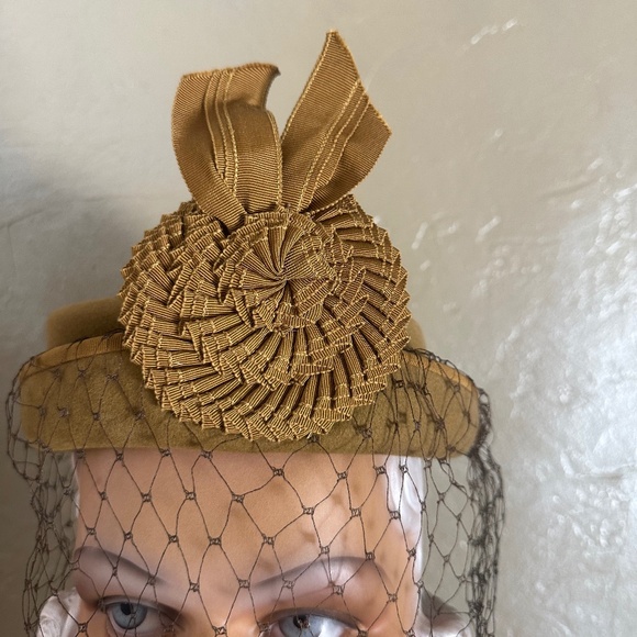 SPLENDID 1940s\' MUSTARD COLOR FELT HAT + GROSGRAIN TRIM & FULL VEIL main image 4